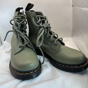 Dr. Martens Green Leather Combat Boots Women’s Size 7 US- Lace Up Docs